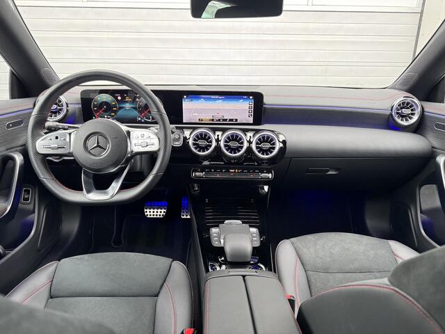 Mercedes-Benz CLA-KLASSE Shooting Brake 180 AMG Line | Achteruitrijcamera | Stoelverwarming |