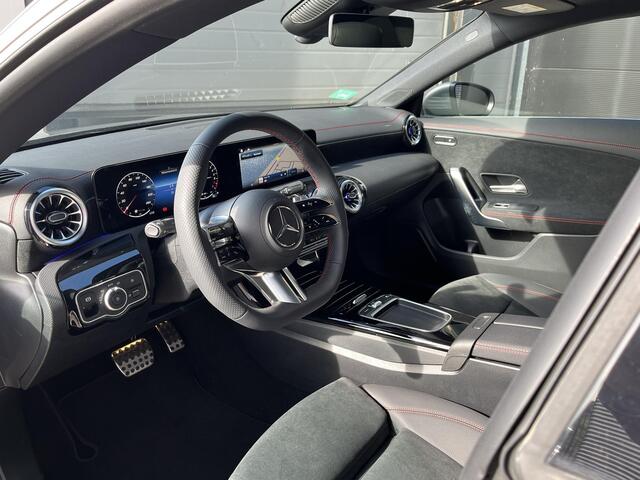 Mercedes-Benz CLA-KLASSE 250 e Star Edition AMG | Panoramadak | Apple CarPlay | Android Auto | Sfeerverlichting | Stoelverwarming | Parkeersensoren | Achteruitrijcamera | Elektrisch Inklapbare Buitenspiegels