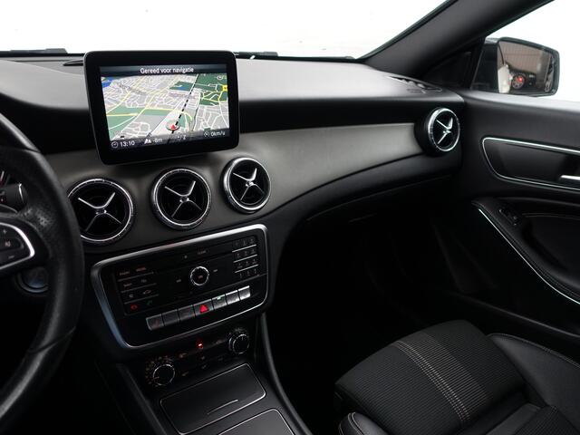 Mercedes-Benz CLA-KLASSE 180 AMG Premium Aut- Panoramadak, Camera, Sfeerverlichting, keyless, Stoelverwarming, Sport Interieur