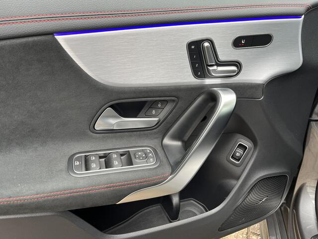 Mercedes-Benz CLA-KLASSE Shooting Brake 180 d Business Solution AMG Pano Elc Stoel Sfeerve