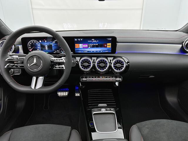 Mercedes-Benz CLA-KLASSE 250 e Business Solution AMG | Nightpakket | Adaptieve Cruise Control Distronic | Dodehoekassistent | MULTIBEAM LED | Panoramaschuifdak | Sierdelen aluminium |