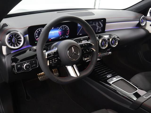Mercedes-Benz CLA-KLASSE 180 Star Edition AMG NIGHT | Panoramadak | Sfeerverlichting | Achteruitrijcamera | Stoelverwarming | Night Pakket |
