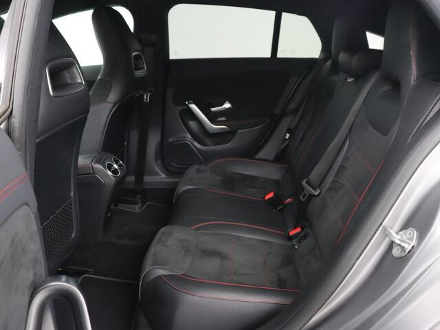 Mercedes-Benz CLA-KLASSE 180d Business Solution AMG | Stoelverwarming | Carplay | Camera | Leder/Alcantara | Navigatie | Widescreen | Sfeerverlichting | Designo Mountaingrijs Magno