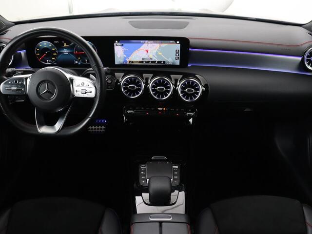 Mercedes-Benz CLA-KLASSE 180d Business Solution AMG | Stoelverwarming | Carplay | Camera | Leder/Alcantara | Navigatie | Widescreen | Sfeerverlichting | Designo Mountaingrijs Magno