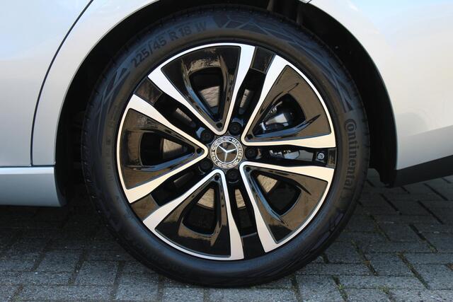 Mercedes-Benz CLA-KLASSE Shooting Brake 200 Luxury Line Panorama dak | Trekhaak