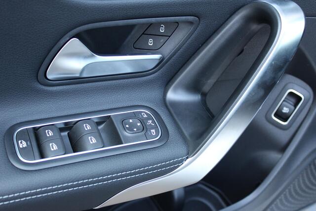 Mercedes-Benz CLA-KLASSE Shooting Brake 200 Luxury Line Panorama dak | Trekhaak