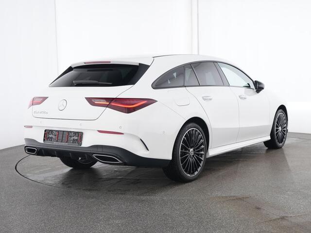 Mercedes-Benz CLA-KLASSE Shooting Brake 250 e AMG Plug-In Hybride Edition AMG Line | Panorama Schuf-Kanteldak | Night Pakket Trekhaak | 19 Inch AMG Velgen | Stuur en Stoelverwarming. Inclusief 48 maanden MB Certified garantie voor Europa.