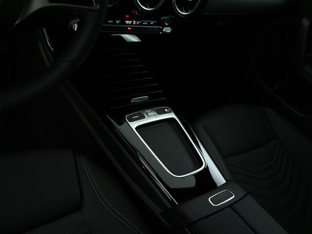 Mercedes-Benz CLA-KLASSE 180 Star Edition | Parkeerpakket met achteruitrijcamera | KEYLESS GO | Dodehoekassistent | USB pakket plus | Verwarmde stoelen vooraan |