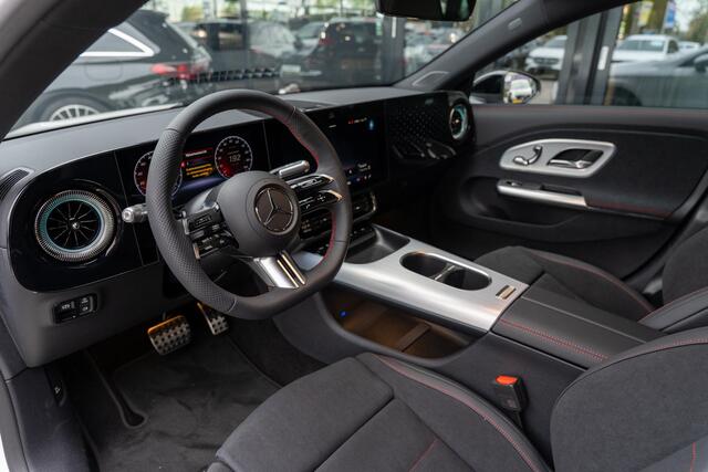 Mercedes-Benz CLA-KLASSE 250+ Launch Edition 85 kWh | Night | Panoramadak | DISTRONIC | Achteruitrijcamera | Dodehoekassistent |