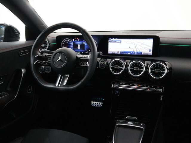 Mercedes-Benz CLA-KLASSE 250 e Star Edition AMG Line | Night | Panoramadak | Sfeerverlichting | Distronic | Stoelverwarming |