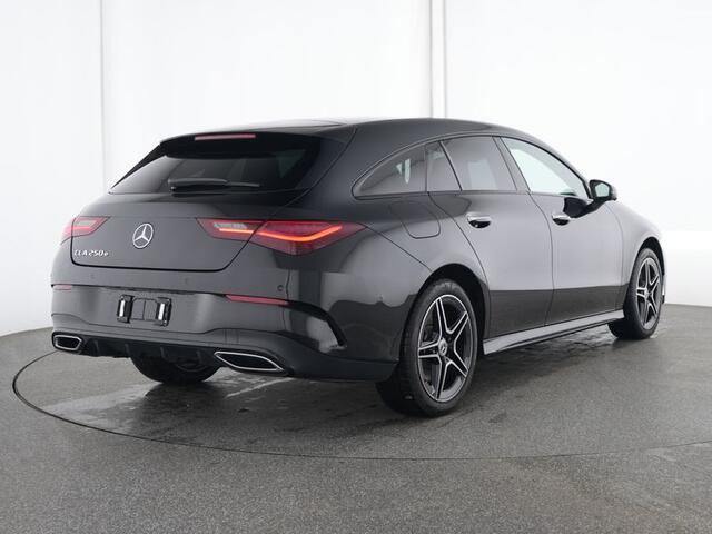 Mercedes-Benz CLA-KLASSE Shooting Brake 250 e AMG Plug-In Hybride Edition AMG Line | Panorama Schuif-Kanteldak | Trekhaak | Night Pakket | MultiBeam Koplampen | Stuur en Stoelverwaming. Inclusief 24 maanden MB Certified garantie voor Europa.