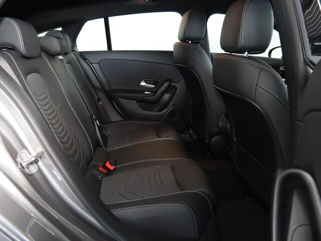 Mercedes-Benz CLA-KLASSE 180 Star Edition LIMITED | Stoelverwarming voor | Achteruitrijcamera | Led-koplampen