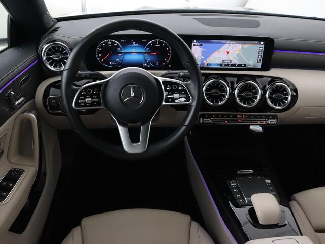 Mercedes-Benz CLA-KLASSE 180 Business Solution Luxury | Panoramadak | Leder | Trekhaak | Stoelverwarming | Keyless | Camera | Memory | Matrix LED | Park Assist | Widescreen | Climate control