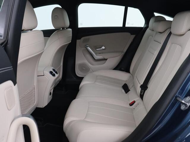Mercedes-Benz CLA-KLASSE 180 Business Solution Luxury | Panoramadak | Leder | Trekhaak | Stoelverwarming | Keyless | Camera | Memory | Matrix LED | Park Assist | Widescreen | Climate control