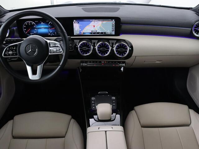 Mercedes-Benz CLA-KLASSE 180 Business Solution Luxury | Panoramadak | Leder | Trekhaak | Stoelverwarming | Keyless | Camera | Memory | Matrix LED | Park Assist | Widescreen | Climate control