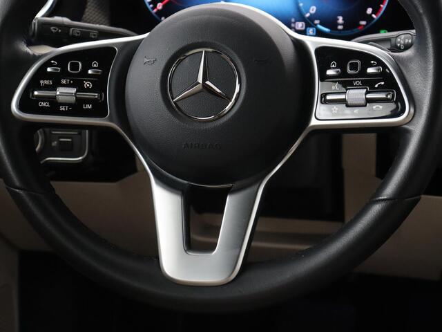 Mercedes-Benz CLA-KLASSE 180 Business Solution Luxury | Panoramadak | Leder | Trekhaak | Stoelverwarming | Keyless | Camera | Memory | Matrix LED | Park Assist | Widescreen | Climate control