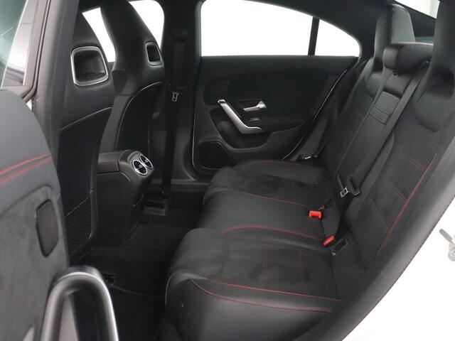 Mercedes-Benz CLA-KLASSE 180 AMG | Carplay | Stoelverwarming | Camera | Navigatie | Leder/Alcantara | Sfeerverlichting | Park Assist | Full LED | Widescreen | Climate control | Sportstoelen | Cruise control