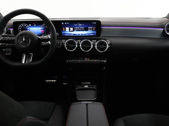 Mercedes-Benz CLA-KLASSE 180 Business Solution AMG | Night pakket | Panorama dak |