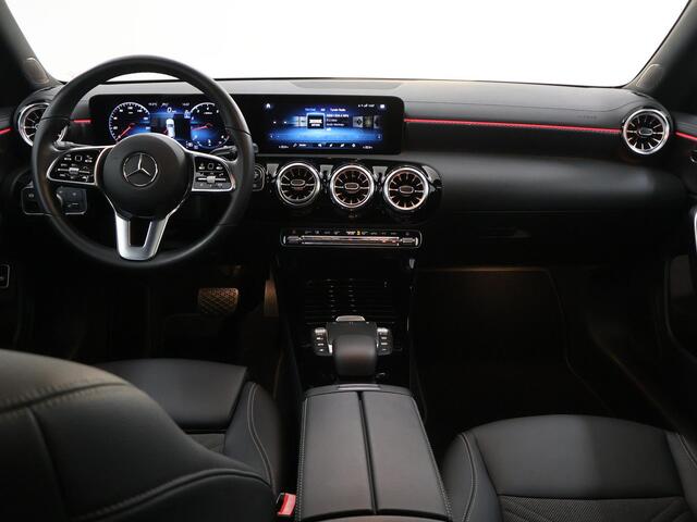 Mercedes-Benz CLA-KLASSE Shooting Brake 180 Luxury | Panoramadak | Distronic | Getint glas | Stoelverwarming |