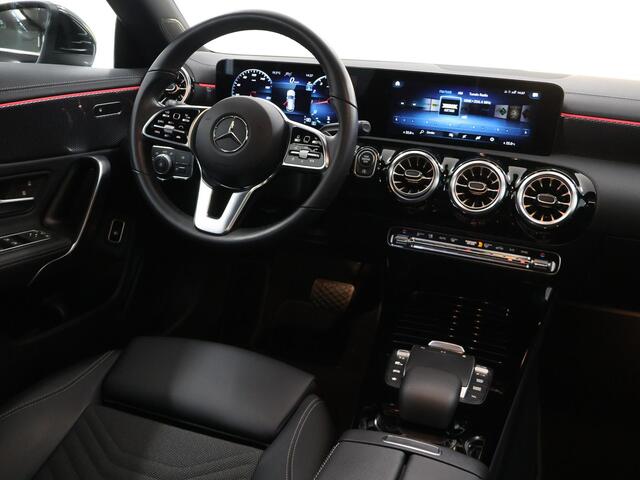 Mercedes-Benz CLA-KLASSE Shooting Brake 180 Luxury | Panoramadak | Distronic | Getint glas | Stoelverwarming |