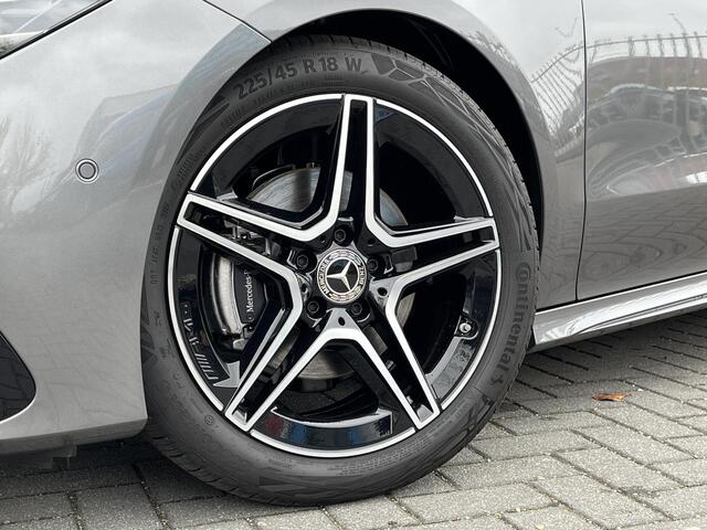 Mercedes-Benz CLA-KLASSE 180 Star Edition AMG | Night Pakket | Panoramadak | DISTRONIC Afstandsassistent | Dodehoekassistent | MULTIBEAM LED Koplampen | Sfeerverlichting | Stoelverwarming | Apple CarPlay | Android Auto | Sierdelen Aluminium | Elektrisch Inklapbare Buitenspiegels 