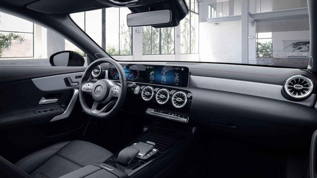 Mercedes-Benz CLA-KLASSE 220 4MATIC Premium Plus | AMG | Panoramadak | Night | Trekhaak | Memory | Stoelverwarming | Widescreen |