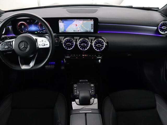 Mercedes-Benz CLA-KLASSE 250e AMG Night | Stoelverwarming | Carplay | Camera | Widescreen | Sfeerverlichting | Leder/Alcantara | Navigatie | Park Assist | Origineel Zwart | PHEV | Plug In