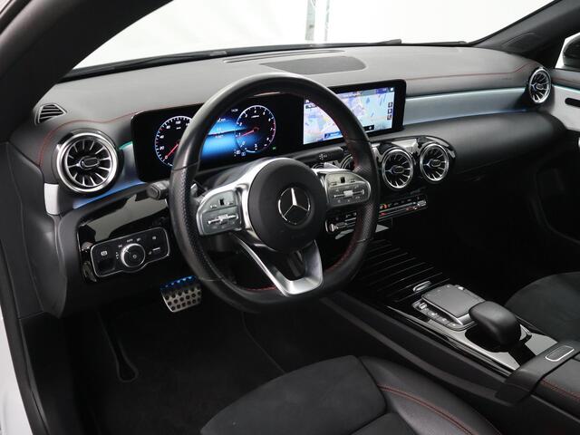 Mercedes-Benz CLA-KLASSE 180 Business Solution AMG | Night | Panoramadak | Multibeam | Stoelverwarming | Sfeerverlichting |