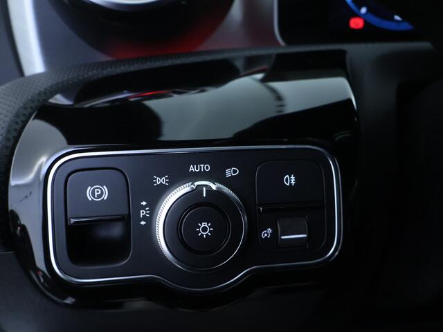 Mercedes-Benz CLA-KLASSE 200 Business Solution AMG | Panoramadak | Trekhaak | AMG-styling | Sfeerverlichting | Inclusief 24 maanden MB Certified garantie voor Europa.