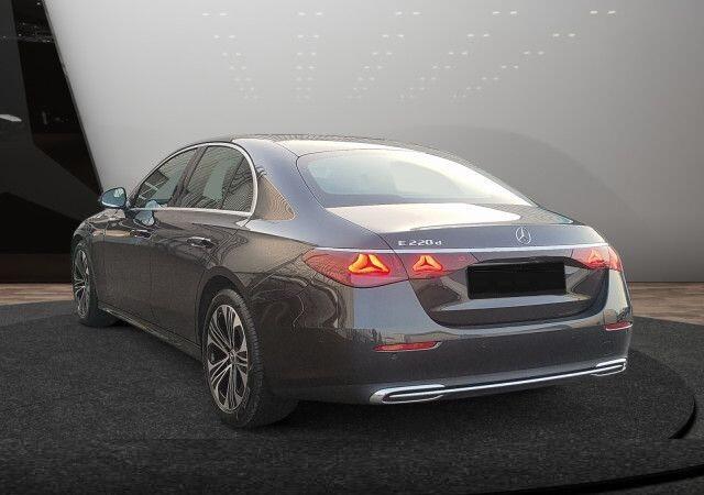 Mercedes-Benz E-KLASSE 220 d Avantgarde Distronic 19 Inch MBUX Stoelverwarming Stuurverwarming Camera