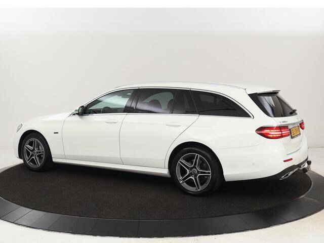 Mercedes-Benz E-KLASSE 300e AMG | Trekhaak | Stoelverwarming | Camera | Carplay | Leder/Alcantara | Navigatie | Widescreen | Full LED | Sfeerverlichting | PHEV | Plug In