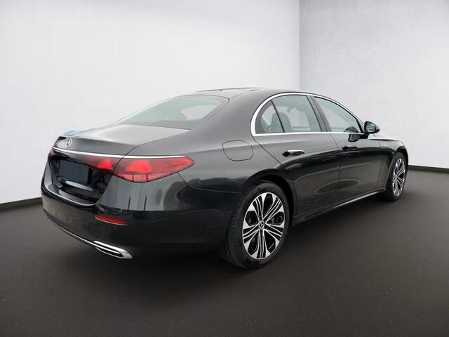 Mercedes-Benz E-KLASSE 300 e Avantgarde Distronic Trekhaak 19 Inch Stuurverwarming Stoelverwarming Camera