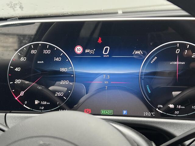 Mercedes-Benz E-estate 300 e Luxury Line | Panoramadak | Trekhaak | Donkergetint Glas Achter | 360° Camera | DISTRONIC Afstandsassistent | Dodehoekassistent | Elektrisch Verstelbare Stoelen + Memory | Stoelverwarming | Apple CarPlay | Android Auto