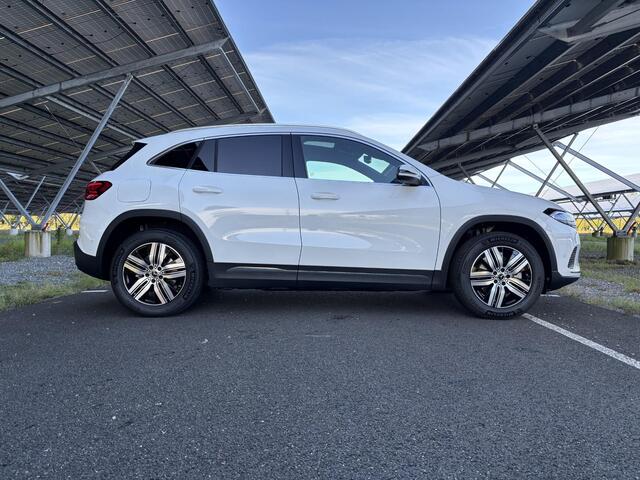 Mercedes-Benz EQA 250+ Business Solution Luxury 71 kWh | Panoramaschuifdak | Rijassistentiepakket | Winter pakket | Achteruitrijcamera | Dodehoekassistent |