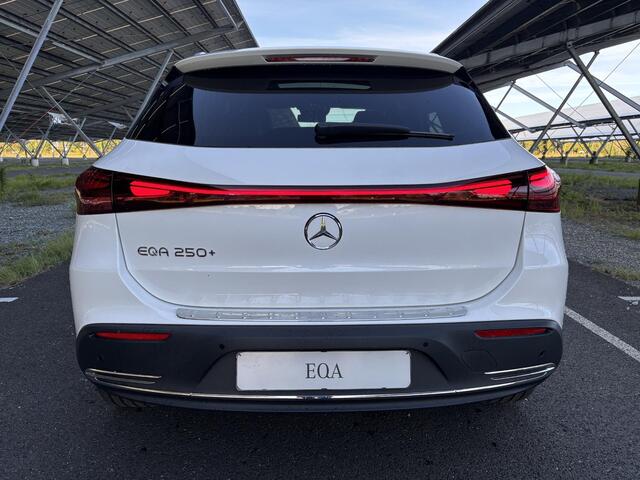 Mercedes-Benz EQA 250+ Business Solution Luxury 71 kWh | Panoramaschuifdak | Rijassistentiepakket | Winter pakket | Achteruitrijcamera | Dodehoekassistent |