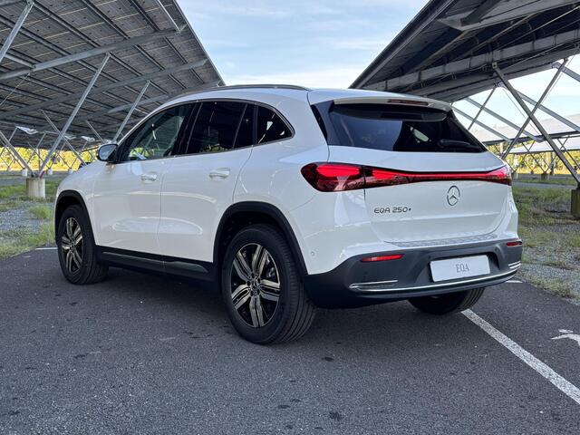 Mercedes-Benz EQA 250+ Business Solution Luxury 71 kWh | Panoramaschuifdak | Rijassistentiepakket | Winter pakket | Achteruitrijcamera | Dodehoekassistent |