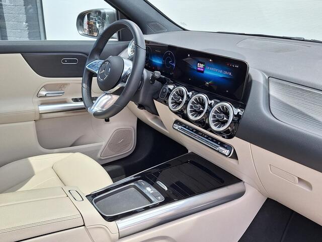 Mercedes-Benz EQA 250+ Luxury Line | Beige Interieur | Panoramadak | Trekhaak | Privacy Glas Achter | Sierdelen Lindehout Zwart | Dodehoekassistent | Apple CarPlay | Android Auto | Sfeerverlichting | Stoelverwarming | Elektrisch Inklapbare Buitenspiegels