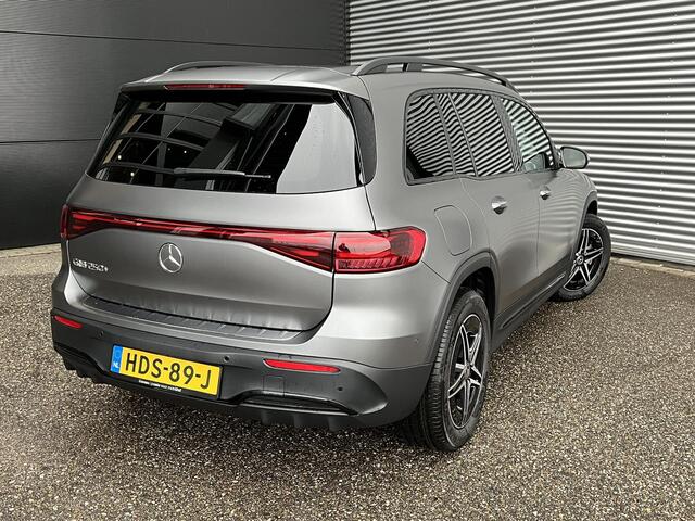 Mercedes-Benz EQB 250+ AMG Line | Mat Grijs | Night Pakket | Panoramadak | Dodehoekassistent | Donkergetint Glas Achter | Apple CarPlay | Android Auto | Advanced Sound System | Sfeerverlichting | Stoelverwarming | Verschuifbare Achterstoelen