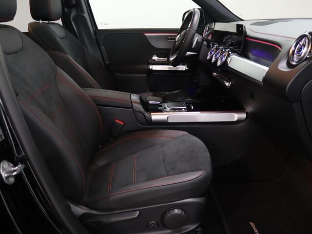 Mercedes-Benz EQB 250 AMG Line 67 kWh | Night | Panoramadak | 20" lichtmetalen velgen | 360 graden camera | Stoelverwarming |