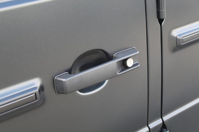 Mercedes-Benz G-KLASSE 63 AMG Night pakket/Magno matt/Panoramadak/Burmester audio/Sfeerverlichting/Entertainment schermen achter/Akrapovic/AMG active ride control/Elektrisch verstelbare stoelen met memory + massage/Stoel verwarming + koeling/360° camera/voorruitverwarming/IWC