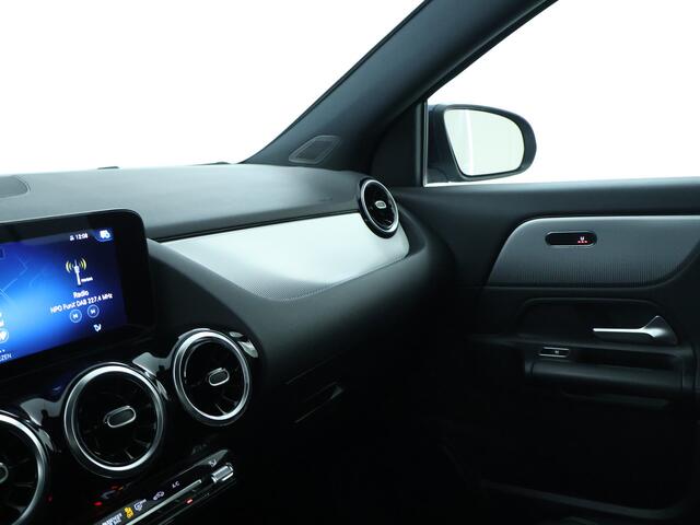 Mercedes-Benz GLA-KLASSE 180 Business Solution | Verwarmde voorstoelen | Elektrisch bedienbare achterklep | Ledkoplampen | Spiegelpakket. Inclusief 24 maanden MB Certified garantie voor Europa.