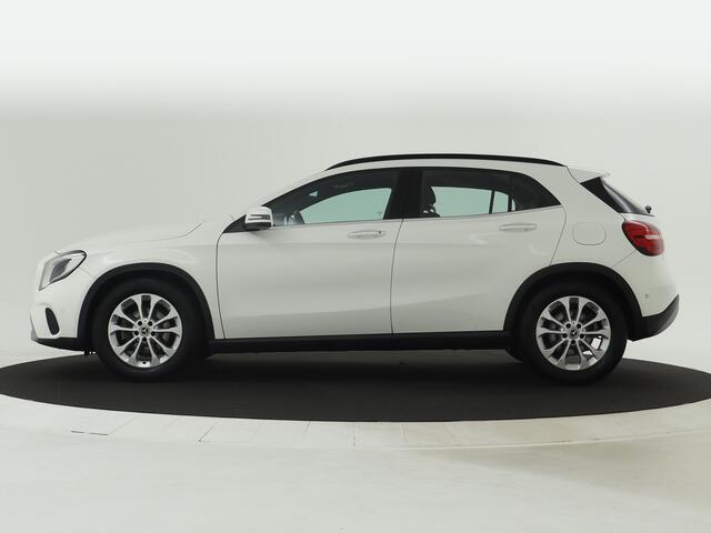 Mercedes-Benz GLA-KLASSE 180 Business Solution | Dual Climate Control | Camera | Parkeersensoren | Navigatie | Stoelverwarming | Inclusief 24 maanden MB Certified garantie voor Europa.
