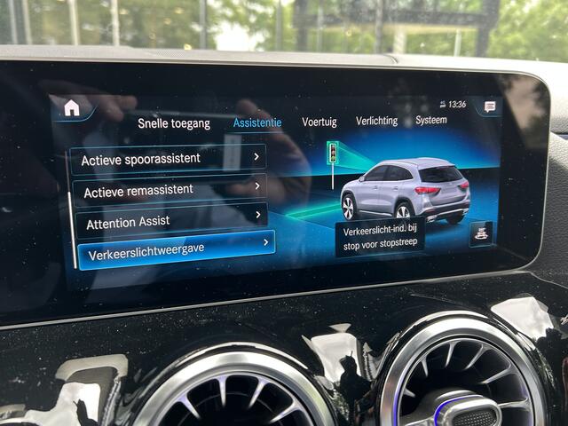 Mercedes-Benz GLA-KLASSE 200 AMG // Camera // Sfeerverlichting // Night Pakket // Augmented Reality // Carplay // 19" Muli Spaak Velgen