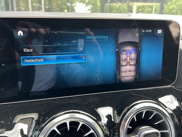 Mercedes-Benz GLA-KLASSE 200 AMG // Camera // Sfeerverlichting // Night Pakket // Augmented Reality // Carplay // 19" Muli Spaak Velgen