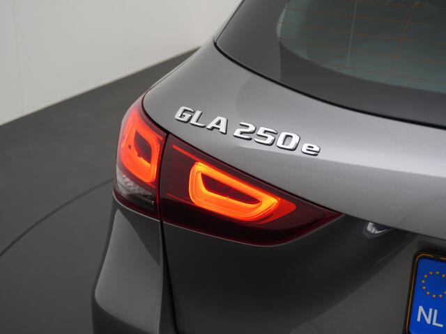 Mercedes-Benz GLA-KLASSE 250e Luxury // Trekhaak // Carplay // WideScreen // Navigatie // LED Koplampen // Cruise Control