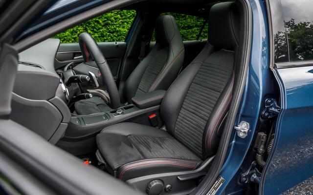 Mercedes-Benz GLA-KLASSE 180 AMG Night Upgrade | Panorama | Night | 19" | LED | Camera | Comfort Sleutel