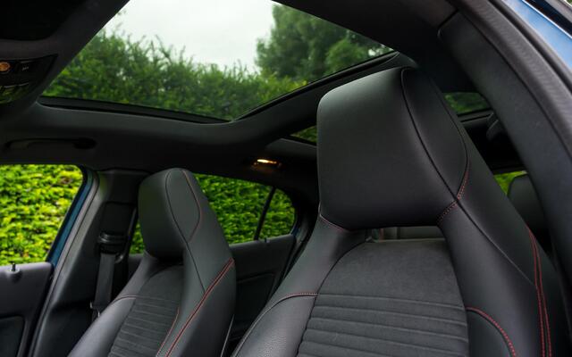 Mercedes-Benz GLA-KLASSE 180 AMG Night Upgrade | Panorama | Night | 19" | LED | Camera | Comfort Sleutel