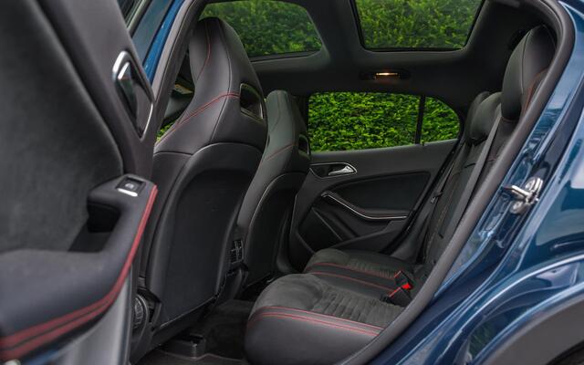 Mercedes-Benz GLA-KLASSE 180 AMG Night Upgrade | Panorama | Night | 19" | LED | Camera | Comfort Sleutel