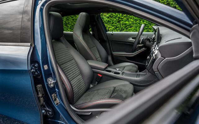 Mercedes-Benz GLA-KLASSE 180 AMG Night Upgrade | Panorama | Night | 19" | LED | Camera | Comfort Sleutel