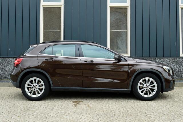 Mercedes-Benz GLA-KLASSE 180 Business Solution Plus Upgrade Edition Rijklaarprijs-Garantie Navigatie Airco Trekhaak Camera Led 1e Eigenaar